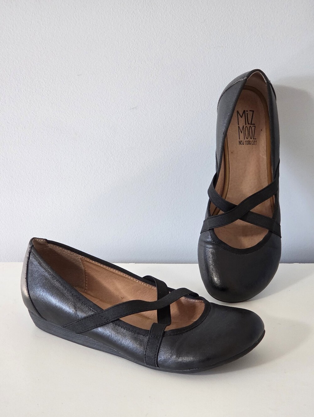 MIZ MOOZ DEB BLACK LEATHER CROSSOVER MARY JANE FLATS SZ 7.5 / 38